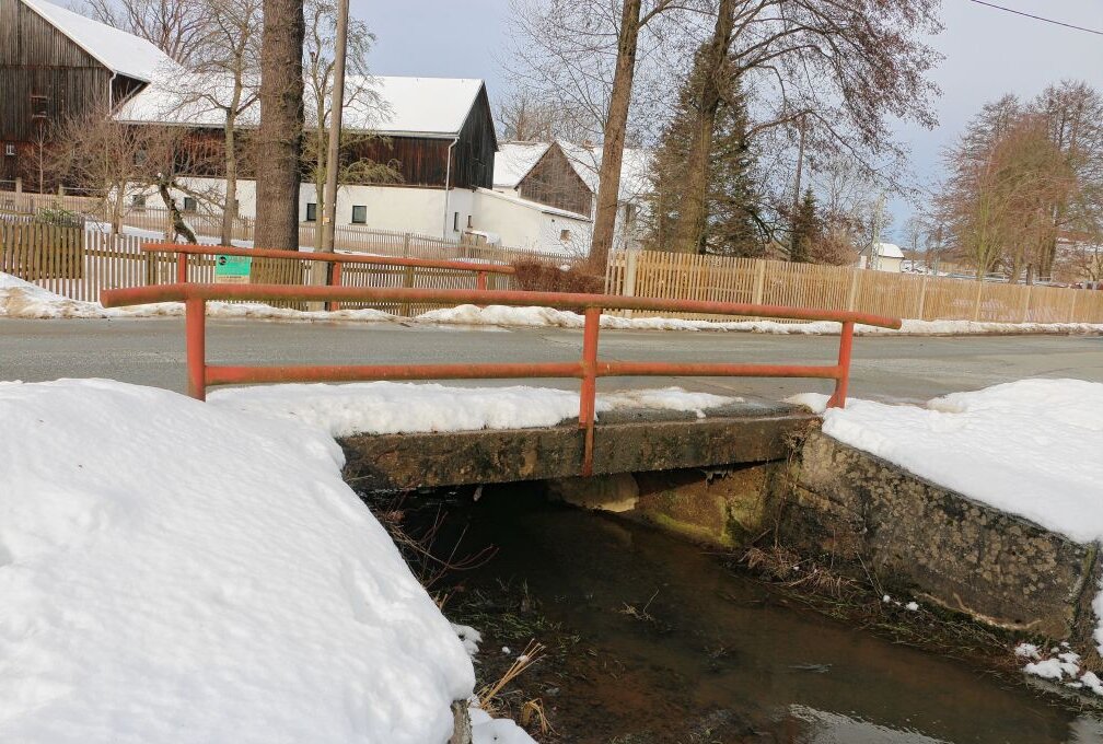 Brücke in Unterpirk erhält Lastbegrenzung - Die Brücke in Unterpirk hat schon bessere Tage gesehen. Foto: Simone Zeh