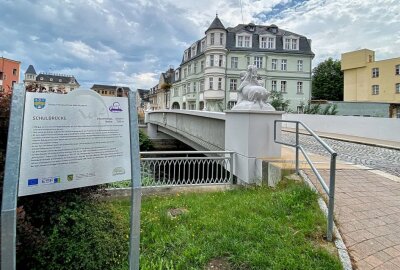 Brücken gehören prägend zum Stadtbild von Aue - Zu den beschilderten Brücken gehört unter anderem auch die Schulbrücke. Foto: Ralf Wendland