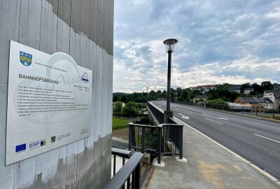 Brücken gehören prägend zum Stadtbild von Aue - Zu den beschilderten Brücken gehört unter anderem auch die Bahnhofsbrücke. Foto: Ralf Wendland
