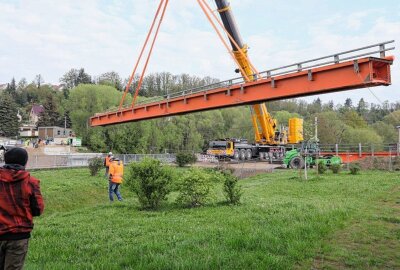 Brückenbau in Lunzenau: Behelfsbrücke über die Mulde nimmt Form an - Die Behelfsbrücke wurde angeliefert. Foto: Andrea Funke