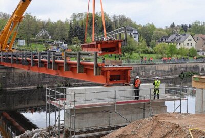 Brückenbau in Lunzenau: Behelfsbrücke über die Mulde nimmt Form an - Langsam nimmt es Gestalt an. Foto: Andrea Funke
