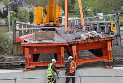 Brückenbau in Lunzenau: Behelfsbrücke über die Mulde nimmt Form an - Langsam nimmt es Gestalt an. Foto: Andrea Funke