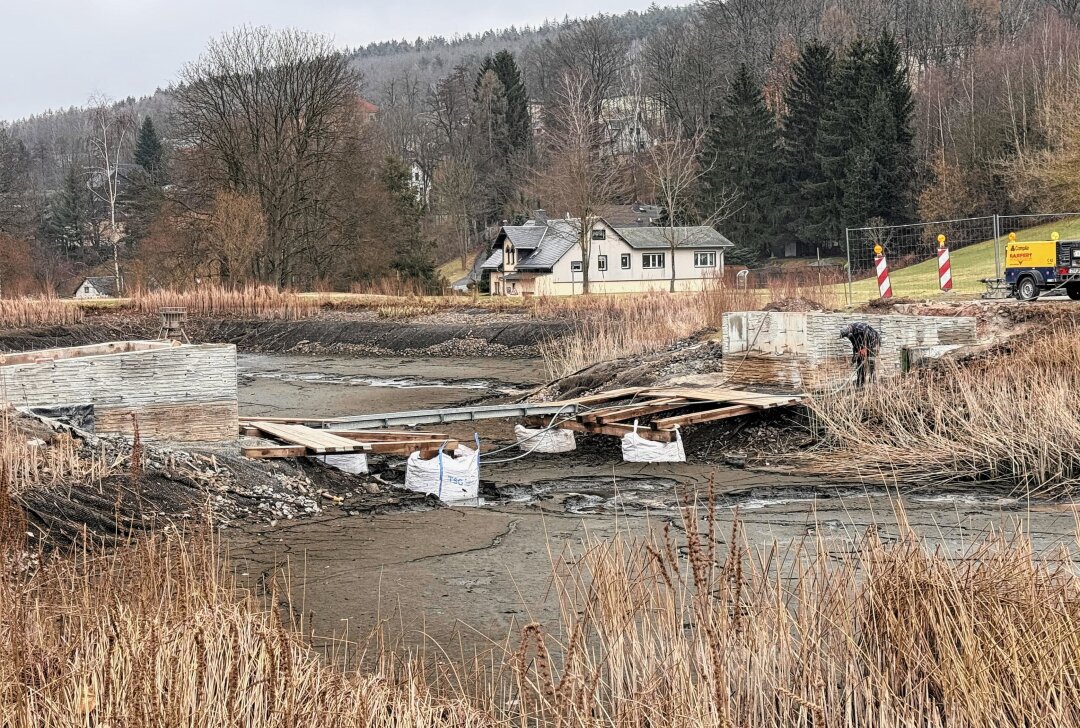 Brückenbauarbeiten im Kurpark von Bad Schlema - Die alte Holzbrücke am Teich Ost des Kurparks in Bad Schlema ist entfernt und wird durch eine neue ersetzt. Foto: Ralf Wendland