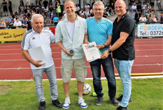 BSC-Reserve holt sich Fußball-Kreispokal - Christian Gayek vom SV Auerswalde (2.v.l.) wurde als "Ehrenamtler des Monats" ausgezeichnet. Foto: Knut Berger