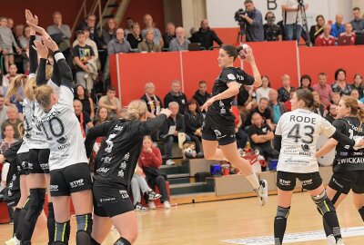 BSV-Frauen mit spannendem Ost-Derby gegen den Thüringer HC - Die BSV-Frauen haben sich dem Thüringer HC geschlagen geben müssen, sind aber dennoch mit der Leistung zufrieden. Am Ball Ema Hrvatin, mit 12 Treffern beste Torschützin des BSV. Foto: Ralf Wendland