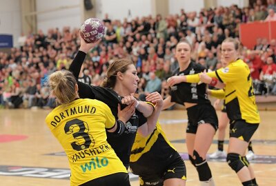 BSV-Frauen müssen sich Dortmund geschlagen geben - Die Bundesliga-Handballerinnen des BSV Sachsen Zwickau - am Ball Rita Lakatos - haben sich Borussia Dortmund geschlagen geben müssen. Foto: Ralf Wendland