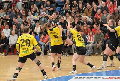 BSV-Frauen müssen sich Dortmund geschlagen geben - Die Bundesliga-Handballerinnen des BSV Sachsen Zwickau - am Ball Simona Stojkovska - haben sich Borussia Dortmund geschlagen geben müssen. Foto: Ralf Wendland