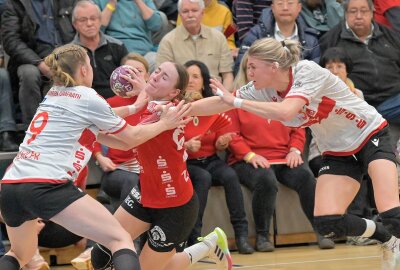 BSV-Frauen sichern wichtige zwei Punkte im Abtiegskracher - Die Handballerinnen des BSV Sachsen Zwickau - am Ball Juliane Peter - haben zuhause gegen den HSV Solingen-Gräfrath 76 gewonnen. Foto: Ramona Schwabe