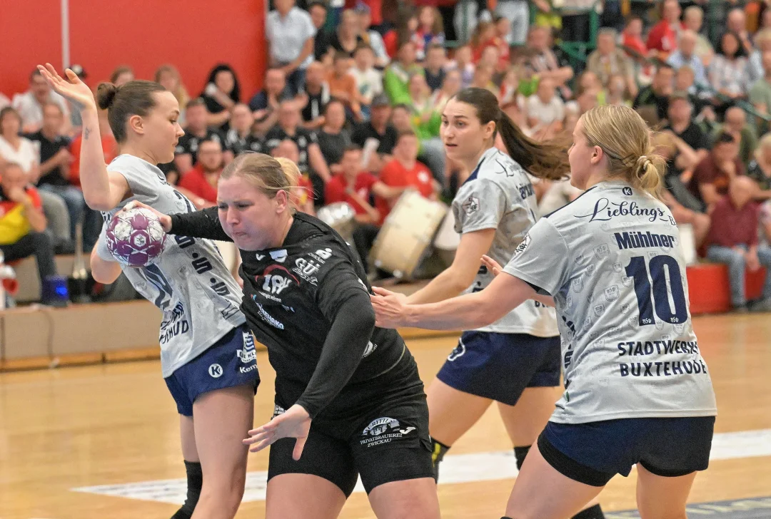 BSV-Frauen verlieren Heimspiel gegen Buxtehude - Die Bundesliga-Handballerinnen des BSV Sachsen Zwickau - am Ball Laura Szabó - haben gegen den Buxtehuder SV verloren. Foto: Ralf Wendland