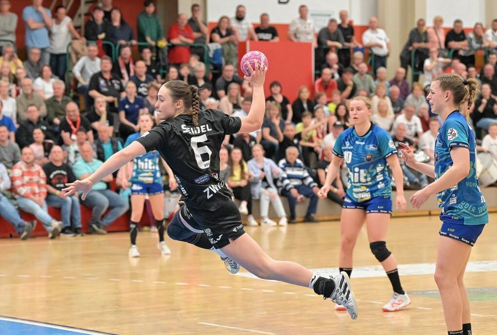 BSV-Frauen ziehen gegen Buxtehude den Kürzeren - Die Handballerinnen des BSV Sachsen Zwickau - am Ball Lara Seidel - haben eine bittere Niederlage gegen Buxtehude kassiert. Foto: Ramona Schwabe