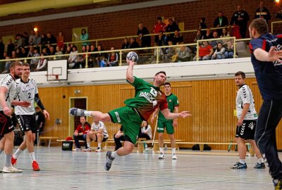 BSV-Handballer trumpfen auf: Nun wartet ein Spektakel - Eric Thomas zeigt bei diesem Wurf vollen Einsatz. Foto: Markus Pfeifer