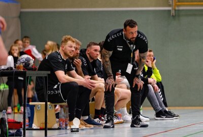 BSV Limbach-Oberfrohna verpasst die Pokalsensation - Trainer Willi Kühn und die Auswechselspieler auf der Bank. Foto: Markus Pfeifer