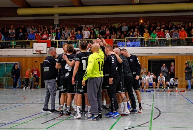 BSV Limbach-Oberfrohna verpasst die Pokalsensation - Trotz der Niederlage konnten die BSV-Spieler zufrieden sein und bekamen viel Beifall. Foto: Markus Pfeifer