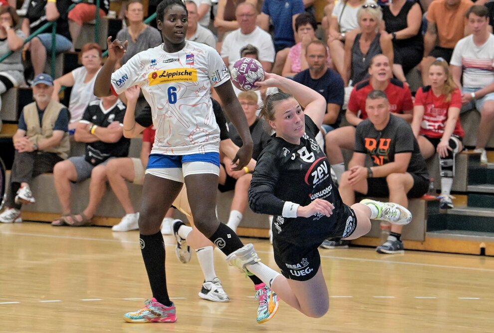 BSV Sachsen Zwickau empfängt Metzingen - Die Handballerinnen des BSV Sachsen Zwickau - am Ball Diana Dogg Magnusdottir - empfangen heute Metzingen. Foto: Ramona Schwabe