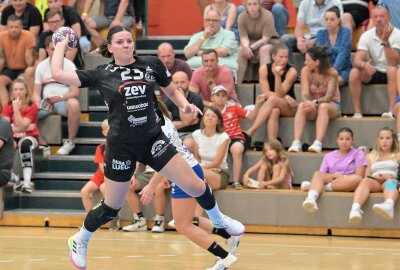 BSV Sachsen Zwickau empfängt Metzingen - Die Handballerinnen des BSV Sachsen Zwickau - am Ball Simona Stojkovska - empfangen heute Metzingen. Foto: Ramona Schwabe