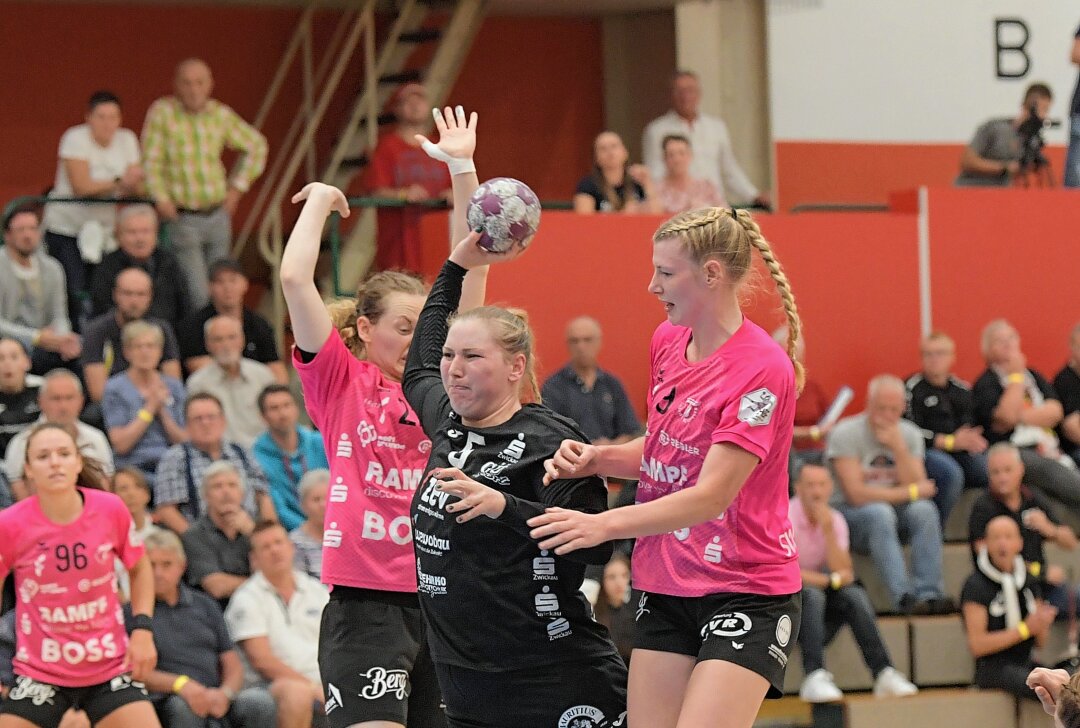 BSV-Team schlägt Metzingen - Die Handballerinnen des BSV Sachsen Zwickau - am Ball Natasa Corovic - haben zuhause gegen Metzingen gewonnen. Foto: Ralf Wendland