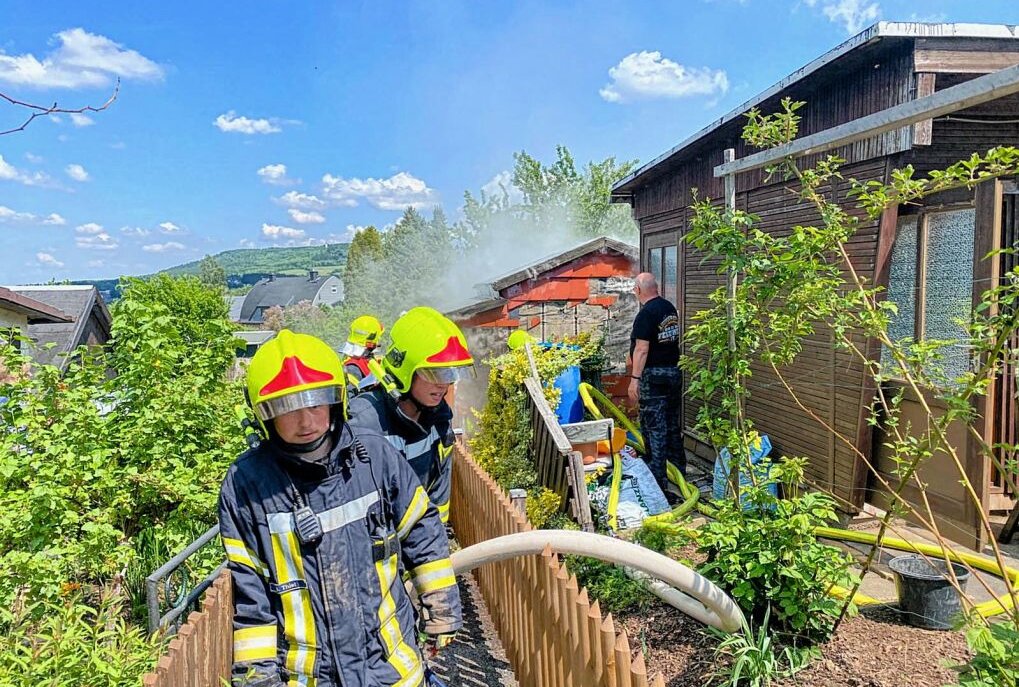 Zu einem Gartenlaubenbrand wurden die Feuerwehren aus Buchholz und Annaberg gegen 14 Uhr in die Gartenanlage "Immergrün" nach Buchholz alarmiert. Foto: blst