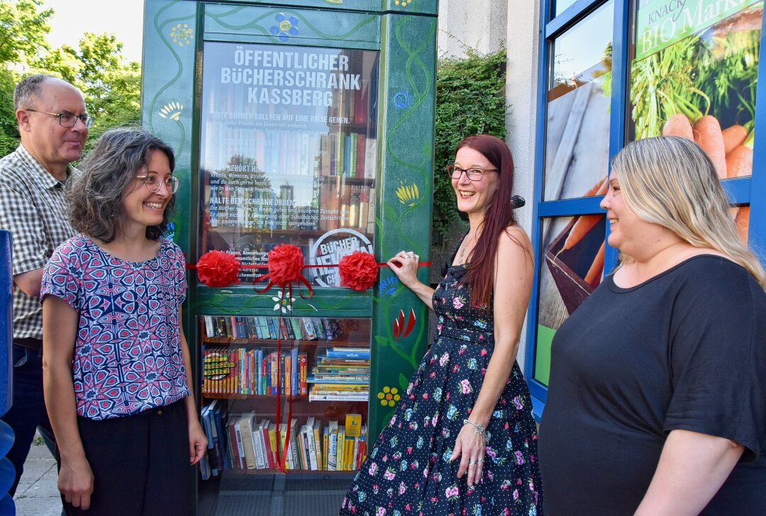 Bücherhelden sorgen für mehr Lesefreuden in der Stadt - Ursa Rüffer (re.) am neuen Bücherschranks auf dem Kaßberg. Foto: Steffi Hofmann