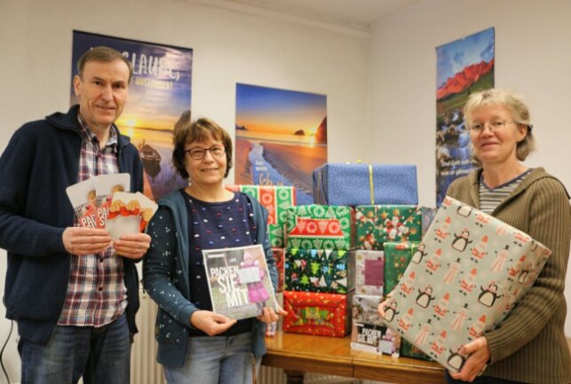 Bücherstube Gefell sammelt Weihnachtspäckchen für Osteuropa - Andreas und Uta Renner sowie Conny Weise (von links) von der Bücherstube unterstützen die Aktion gerne. Foto: Simone Zeh