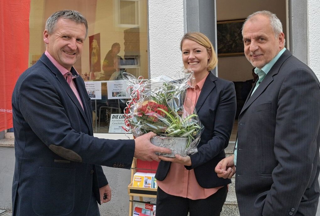 Jens Müller, Baubürgermeister Aue Bad Schlema (li.) mit Clara Bünger und Rico Gebhardt bei der Büroeröffnung in Aue. Foto: Ralf Wendland