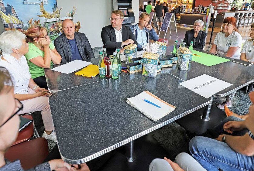 Bürgerdialog in Freiberg richtet den Blick nach vorn - Zielorientiert und konstruktiv wurde an den einzelnen Tischen im Kinopolis diskutiert. Foto: Wieland Josch