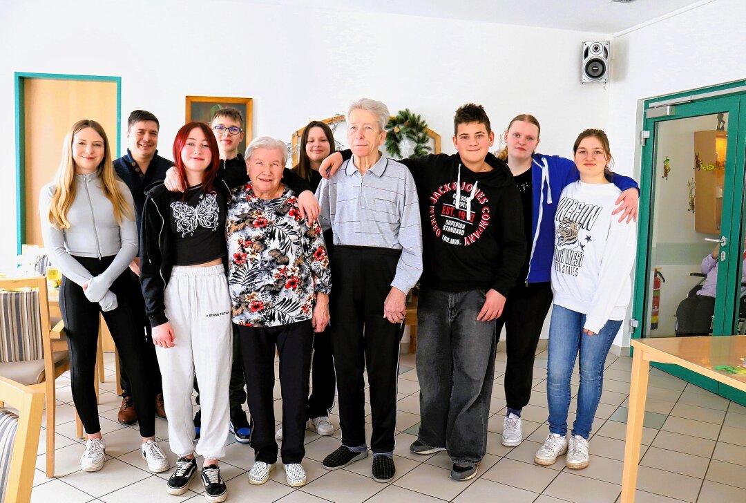 Bürgerhaus Drebach bietet Kurs für "Jugendliche Seniorenbegleiter" an - Die jungen Leute hatten Spaß mit den Senioren und Pflegedienstleiter Ken Langhammer (2. v. l.). Foto: Ilka Ruck