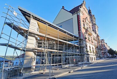 Bürgermeister lädt diesen Sonntag ins sanierte Falkensteiner Rathaus ein - Im Glasanbau der Stadtverwaltung sind derzeit noch Restarbeiten im Gange. Foto: Thomas Voigt