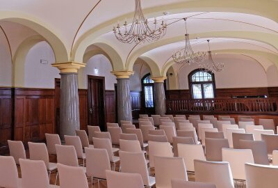 Bürgermeister lädt diesen Sonntag ins sanierte Falkensteiner Rathaus ein - Bei einem Rundgang lohnt sich auch ein Blick in den Bürgersaal. Foto: Thomas Voigt