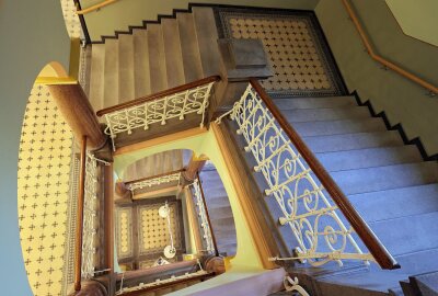 Bürgermeister lädt diesen Sonntag ins sanierte Falkensteiner Rathaus ein - Der Treppenaufgang des 120 Jahre alten Prachtbaus ist ein Hingucker. Foto: Thomas Voigt