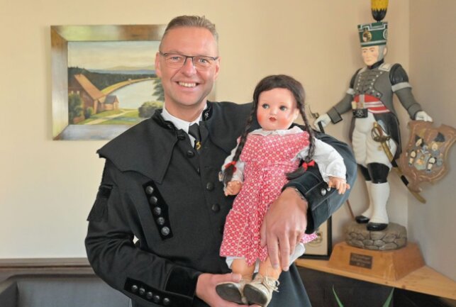 Bürgermeisterwette heute in Schneeberg - Schneebergs Bürgermeister Ingo Seifert hofft, dass heute zur Bürgermeisterwette möglichst viele Puppen aus Schneeberger Puppenfabrikation zusammenkommen. Foto: Ralf Wendland