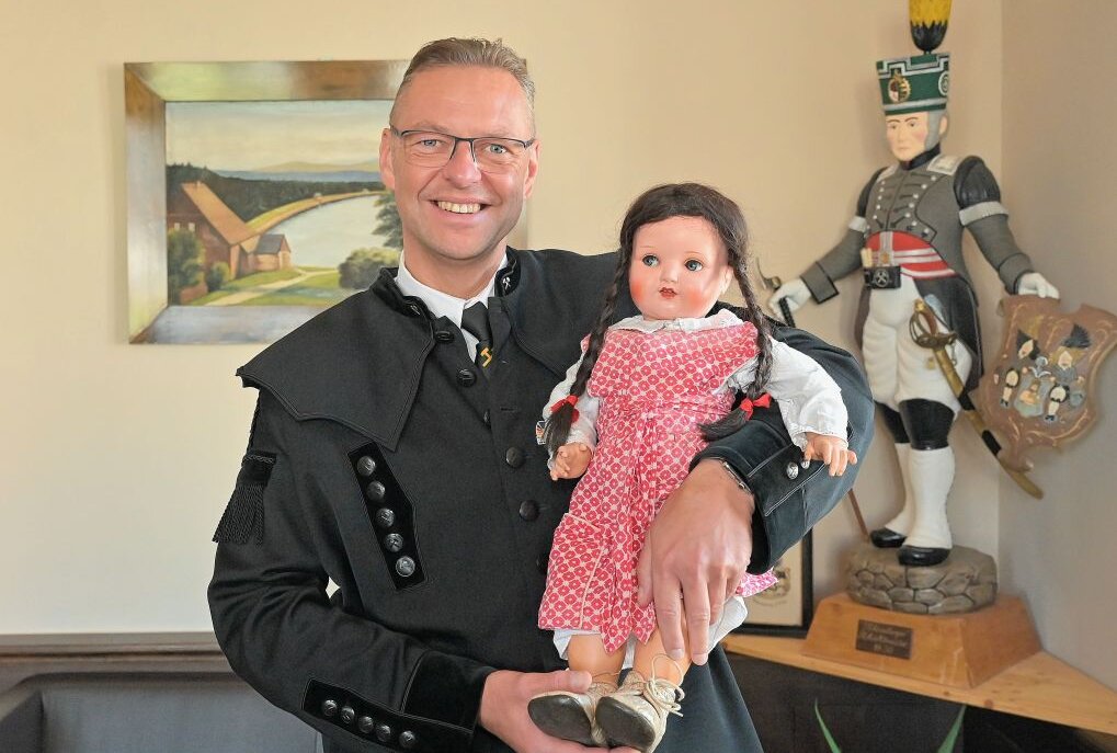 Bürgermeisterwette heute in Schneeberg - Schneebergs Bürgermeister Ingo Seifert hofft, dass heute zur Bürgermeisterwette möglichst viele Puppen aus Schneeberger Puppenfabrikation zusammenkommen. Foto: Ralf Wendland
