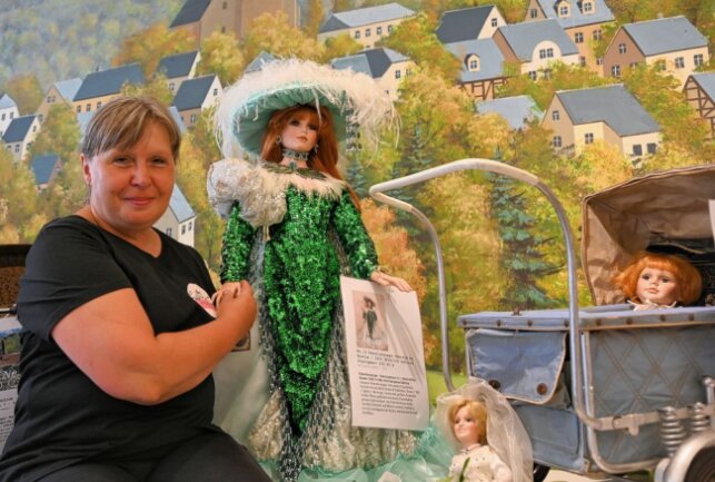 Bürgermeisterwette heute in Schneeberg - Andrea Franke hat eine Ausstellung historischer Puppen sowie Kinder- und Puppenwagen aufgebaut und heute 17 Uhr startet eine Auktion. Foto: Ramona Schwabe