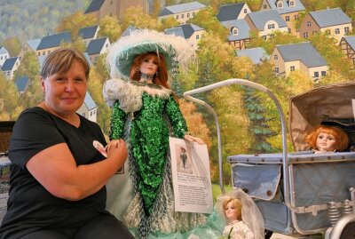 Bürgermeisterwette heute in Schneeberg - Andrea Franke hat eine Ausstellung historischer Puppen sowie Kinder- und Puppenwagen aufgebaut und heute 17 Uhr startet eine Auktion. Foto: Ramona Schwabe