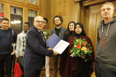 Foto: Bürgermeister Sven Schulze übergibt den Preis für Platz 3 an "Horizont.Magazin aus Chemnitz-Für Alle". Foto: Harry Härtel/Haertelpress