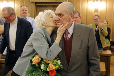 Ehrenpreisträger erhält ein Glückwunschküsschen von seiner Frau Giesela. Foto: Harry Härtel/Haertelpress