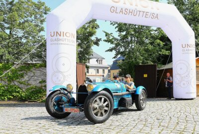 Bugatti, Horch und DKW rollten durchs Erzgebirge - Gegen Samstagmittag steuerten die Fahrzeuge den ersten Kontrollpunkt auf Schloss Wildeck in Zschopau an. Foto: Thomas Fritzsch/PhotoERZ