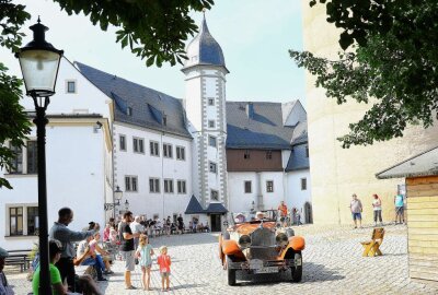 Bugatti, Horch und DKW rollten durchs Erzgebirge - Zahlreiche Zuschauer hatten sich im Gelände von Schloss Wildeck postiert, um die Oldtimer zu begutachten. Foto: Thomas Fritzsch/PhotoERZ