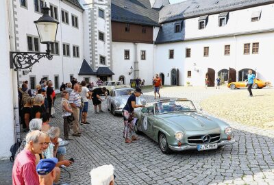 Bugatti, Horch und DKW rollten durchs Erzgebirge - Zahlreiche Zuschauer hatten sich im Gelände von Schloss Wildeck postiert, um die Oldtimer zu begutachten. Foto: Thomas Fritzsch/PhotoERZ