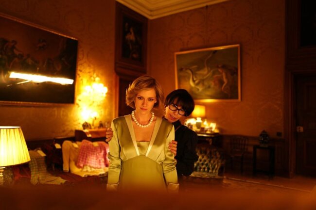 Im Film vertraut sich Diana (Kristen Stewart, links) ihrer Ankleiderin Maggie (Sally Hawkins) an: Die Perlenkette, die ihr Charles zu Weihnachten geschenkt hat, bekam auch seine Geliebte Camilla bereits von ihm.