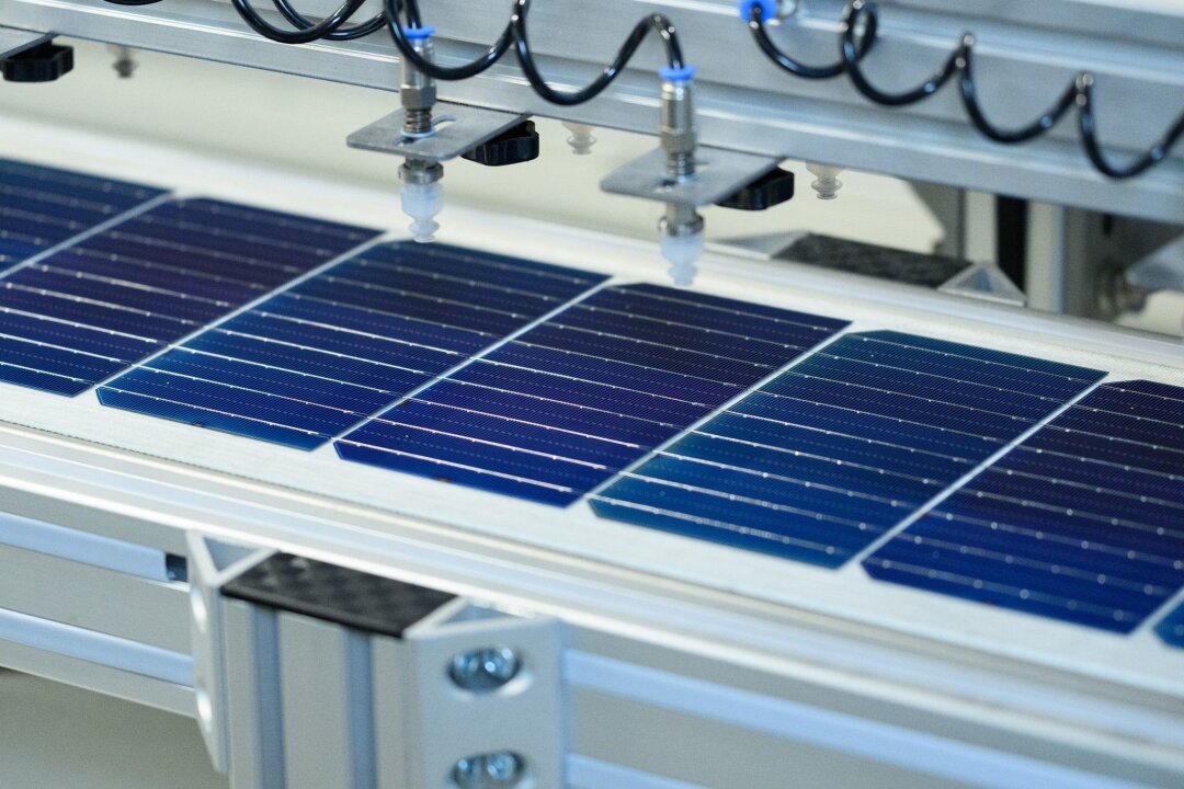 Bundesagentur sieht gute Jobchancen in der Solarbranche - Solarzellen in der Produktion.