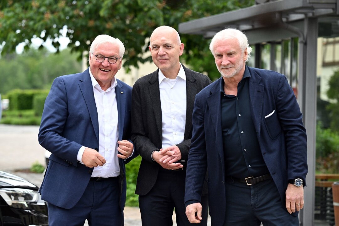 Bundespräsident besucht Fußball-Nationalmannschaft - Bundespräsident Frank-Walter Steinmeier (l) wurde in Blankenhain von DFB-Präsident Bernd (M) Neuendorf und Sportdirektor Rudi Völler empfangen.