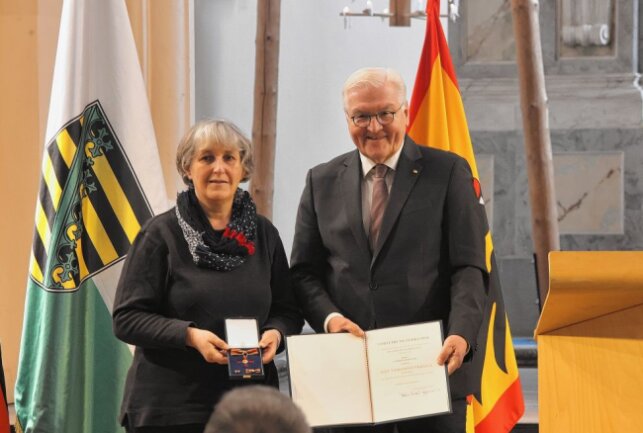 Bundespräsident verleiht Bundesverdienstkreuz in Freiberg - Bundesverdienstkreuz für Carmen Hartung. Foto: Peggy Schellenberger