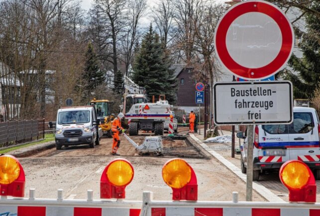 Bundesstraße in Oberlungwitz ist für Monate dicht - Auf der B173 wird bis Jahresende gebaut. Foto: Markus Pfeifer