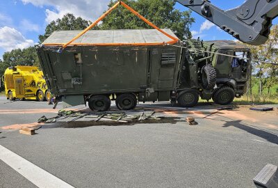 Bundeswehr-LKW auf A72 umgekippt: Zwei Personen teils schwer verletzt - Am Dienstagfrüh hat sich ein schwerer Unfall mit einem Bundeswehr-LKW ereignet, bei dem das Fahrzeug aus bisher ungekannten Gründen ins Schleudern geriet und umkippte. Foto: Mike Müller