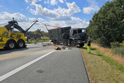 Bundeswehr-LKW auf A72 umgekippt: Zwei Personen teils schwer verletzt - Am Dienstagfrüh hat sich ein schwerer Unfall mit einem Bundeswehr-LKW ereignet, bei dem das Fahrzeug aus bisher ungekannten Gründen ins Schleudern geriet und umkippte. Foto: Mike Müller