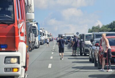 Bundeswehr-LKW auf A72 umgekippt: Zwei Personen teils schwer verletzt - Der Autobahnabschnitt musste vollgesperrt werden, wodurch sich ein erheblicher Stau bildetet. Foto: Mike Müller