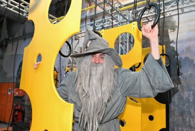 Bunte Faschings-Sause im Fundora - Robert Friedrich, Abteilungsleiter Fundora, ist zur Faschings-Sause ins Kostüme des Gandalf geschlüpft. Foto: Ralf Wendland
