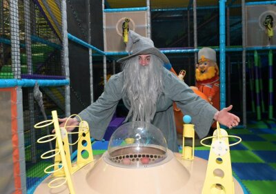 Robert Friedrich, Abteilungsleiter Fundora, ist zur Faschings-Sause ins Kostüme des Gandalf geschlüpft und hat zu Abenteuern eingeladen. Foto: Ralf Wendland
