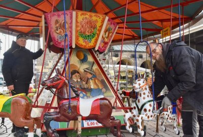 Bunter Frühlingsmarkt lockt in die Chemnitzer City - Schausteller Jörg Mizelli (re.) und Kollegen freuen sich auf die Besucher des Frühlingsmarktes. Foto: Steffi Hofmann