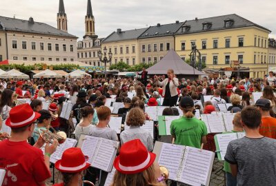 Bunter Programm-Mix zum 20. Oelsnitzer Sperkenfest -  Imposantes Bild auf dem Marktplatz: Rund 600 Nachwuchsmusiker werden von drei Dirigenten angeleitet. Foto: Thomas Voigt 